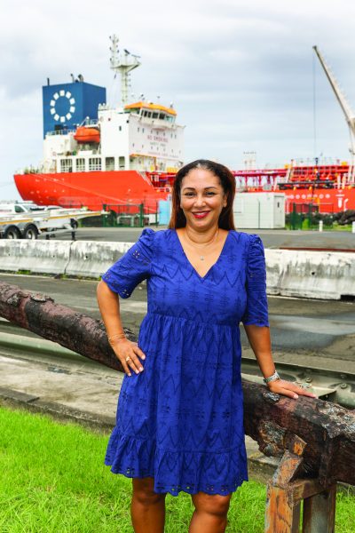 Sandrine Lechallier : Cheffe du service financier et agence comptable devant le port
