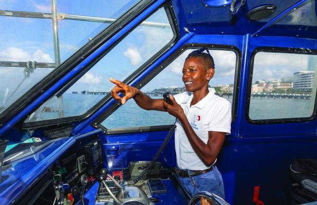 Véronique Seremes, femme Pilote maritime en Martinique à bord d'un bateau