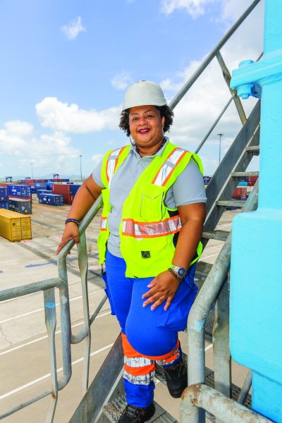 Karine Dufeal, seule femme portiqueure aux Antilles-Guyane sur son lieux de travail