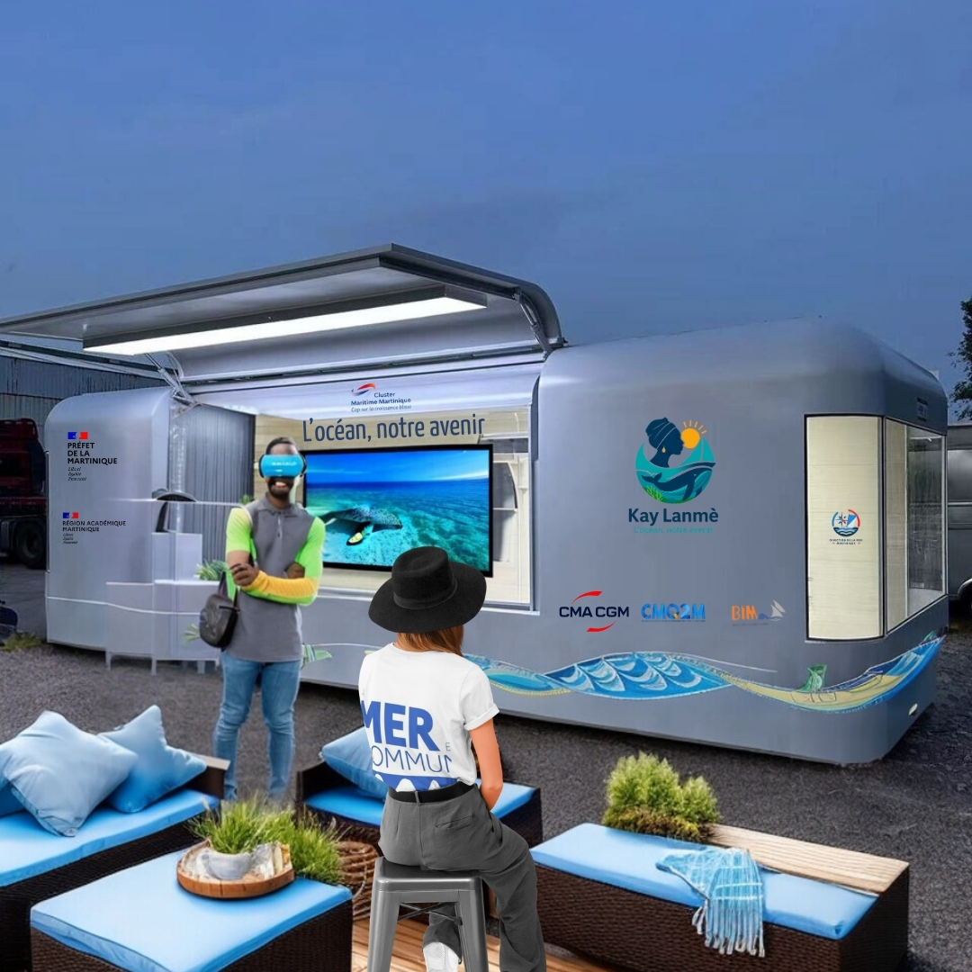 Un village mobile équipé d’un écran et de modules interactifs sensibilise le public à l’économie maritime en Martinique.