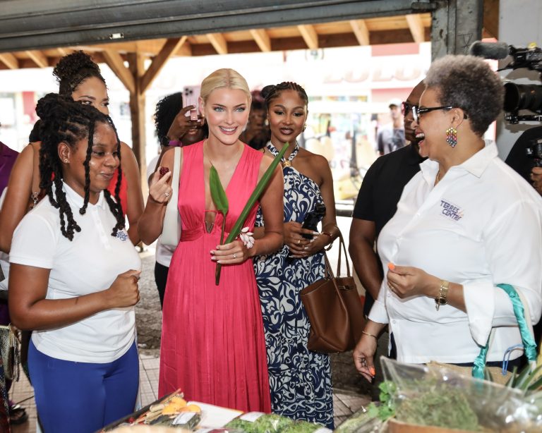 Victoria Kjaer Theilvig, Miss Univers 2024, au marché couvert de Fort-de-France en Martinique, photo de Ludovic LISEE