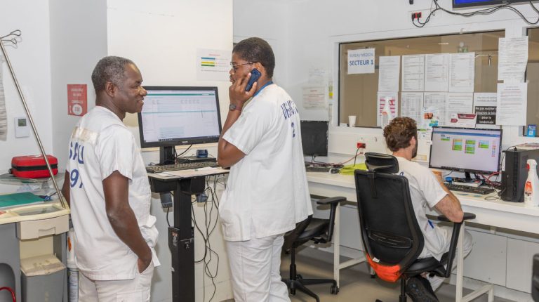 Le professeur Papa Gueye avec un infirmier en salle de travail