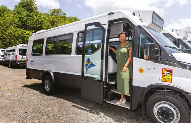 Diane Montrose, directrice déléguée de Mobilité Sud, souriante en robe kaki, debout dans un des nouveaux bus de la flotte