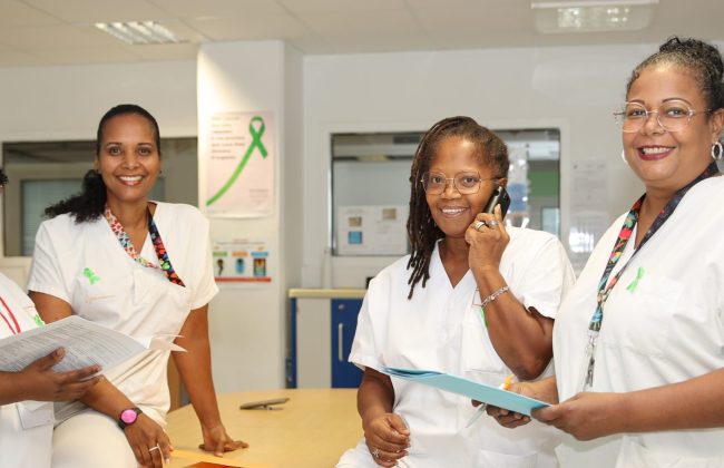 Quatre infirmières coordinatrices hospitalière de prélèvement d'organes et de tissus en blouse blanche