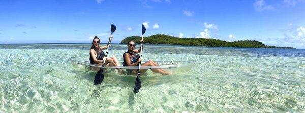 Deux femmes faisant du Kayak transparent