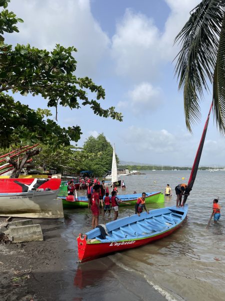 image d'une yole de gommier et tradition dans l"eau