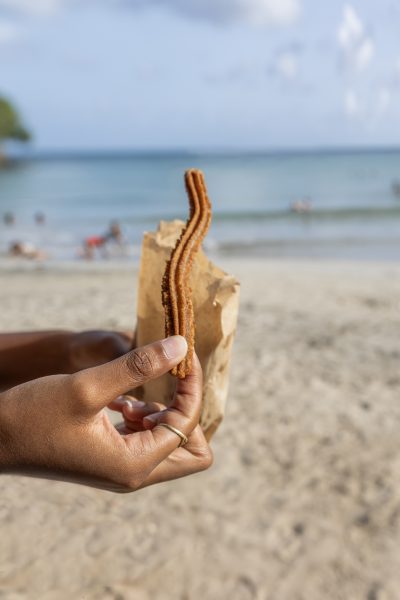 Main tenant un chichi sur la plage de Gros-Raisin à St-Luce en Martinique