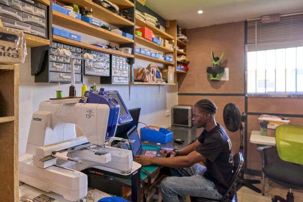 En Guyane, la fracture numérique est réelle. Grâce à La Kaz Lab, les jeunes peuvent se faire accompagner dans leur démarche.