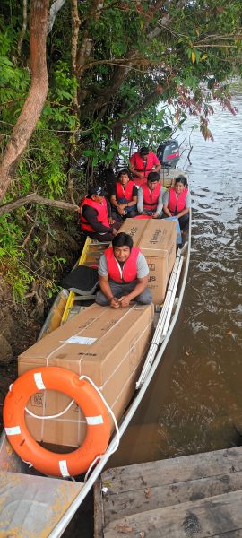 Livraison, en pirogue, d'appareils électroménagers pour le village d'Amérindiens wayanas Antécume-Pata.