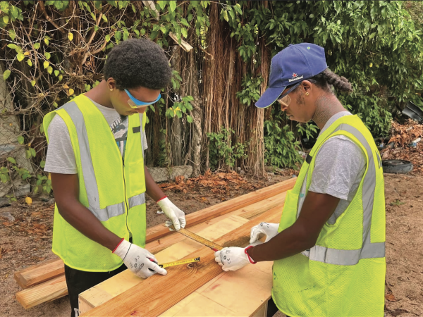 Deux jeunes de l'associaiton : Le Bricobus au service de la jeunesse et de l'animation territoriale