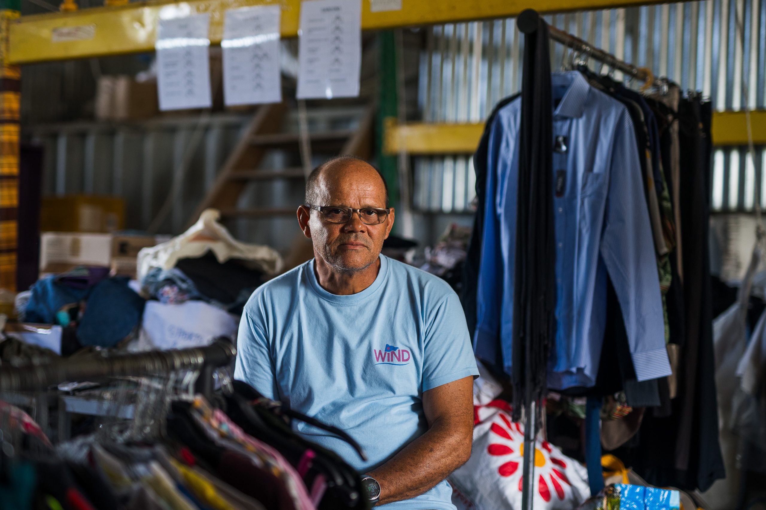 Franck Phazian, fondateur de Kazabrok, au milieu des vêtements de seconde main et autres dons qui affluent tous les jours.