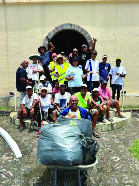 À Terre-de-Bas, les bénévoles de l'association Koud Senn' organisent des opérations ramassage de déchets.