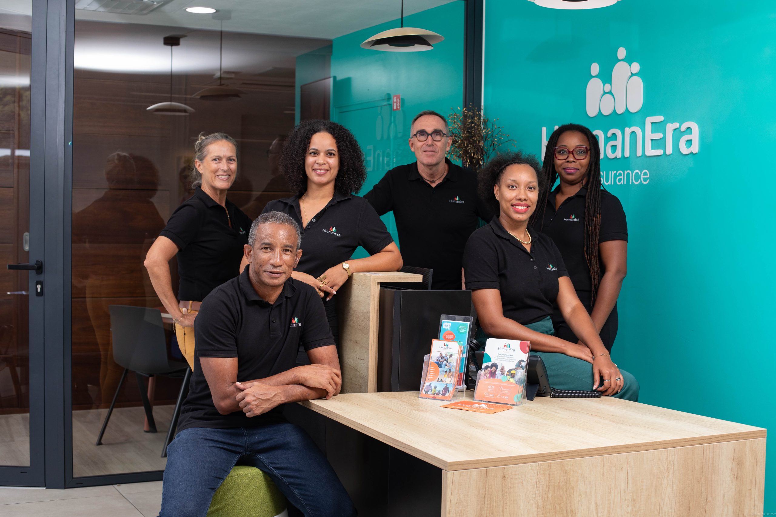 Elizabeth Gault (DG HumanEra Formation), Karl Bhuroth-Dap (conseiller clientèle), Gladys Passy (responsable Marché Particuliers & Professionnels), Nicolas Gault (président HumanEra Assurance), Florence Cebarec (responsable Indemnisation), Evelyne Baal (chargée d’Accueil & Gestion).