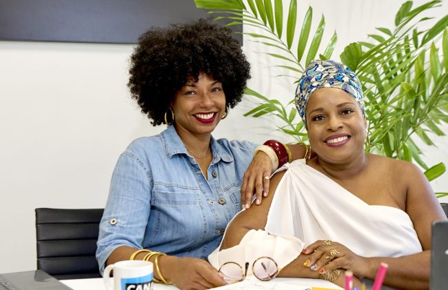 Johanna Colonnette, ingénieure commerciale B2B, et Séverine Désirée, service delivery manager, travaillent de concert afin d’offrir le meilleur service aux clients professionnels de CANAL+ Télécom.