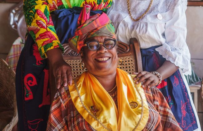 Line Beelmeon (au centre), entourée de sa fille Ruth et sa petite-fille Rubie.