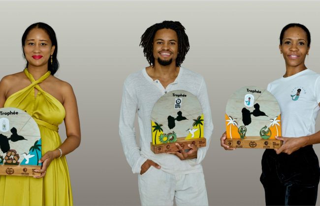 Trophées Éco-Innovants de la CCI IG avec Mathéo Gabon, créateur de l’atelier Bwa levé, Marie Modeste, co-fondatrice de Kréopik et Aurélie Monfret, co-fondatrice de Yemandjah