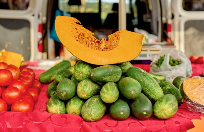 concombre et giraumon lors d'un marché